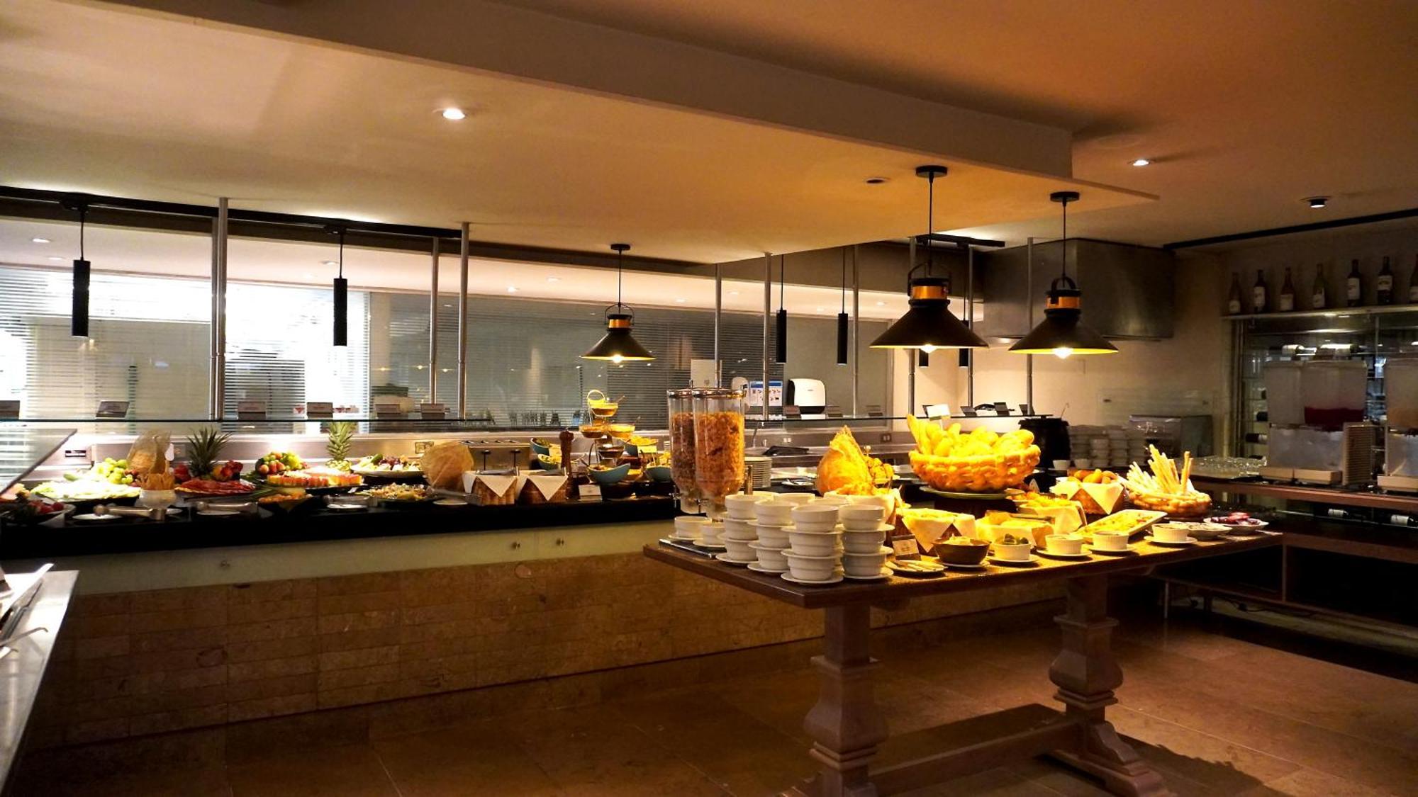 Bogota Plaza Hotel Eksteriør bilde The buffet at the restaurant