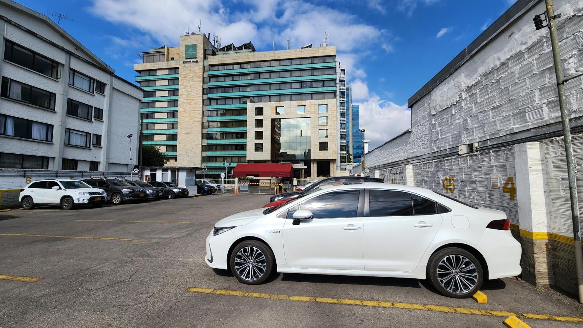 Bogota Plaza Hotel Eksteriør bilde Toyota Corolla Sedan